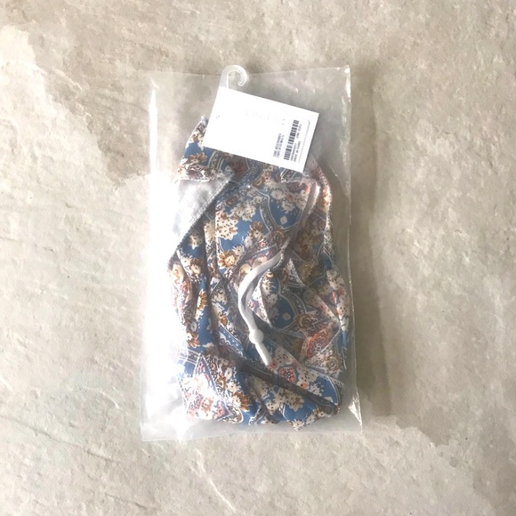 BNWT Paisley Scarf Face Mask-Sealed. COLOR: LIGHT BLUE/MULTI - Picture 4 of 5